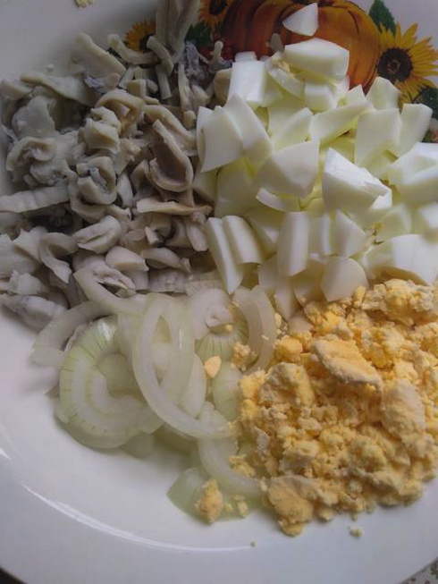 Салат с кальмарами, яйцом и маринованным луком