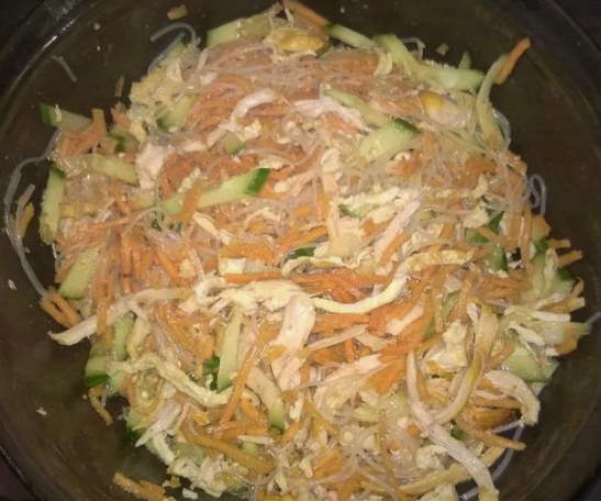 Салат с фунчозой, копченой курицей и овощами