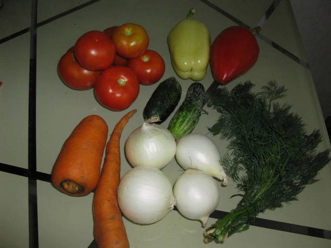 Фунчоза с курицей, болгарским перцем, огурцом и морковью