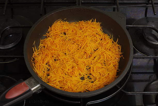 Фунчоза с креветками и овощами в соевом соусе на сковороде