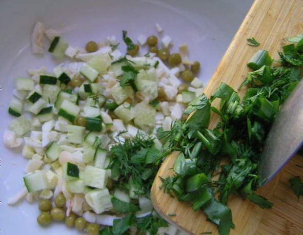 Салат с кальмарами, зеленым горошком и огурцом