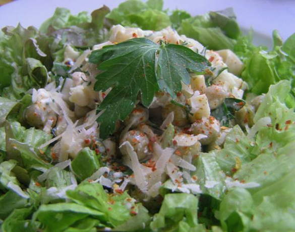 Салат с кальмарами, зеленым горошком и огурцом