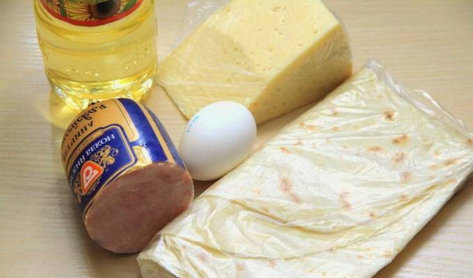 Конвертики из лаваша с ветчиной, яйцом и сыром на сковороде