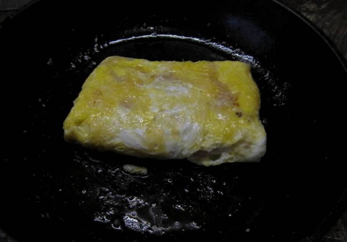 Лаваш с колбасой, помидорами сыром и яйцом на сковороде