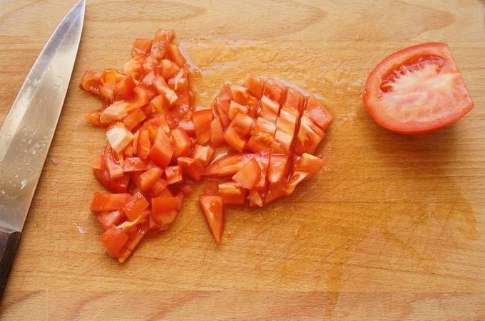 Лаваш с колбасой, сыром и помидорами на сковороде