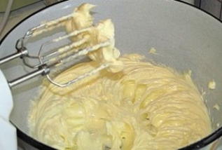 Крем для торта из сметаны, сгущённого молока и масла