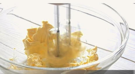 Крем из творожного сыра, сливок и масла для торта