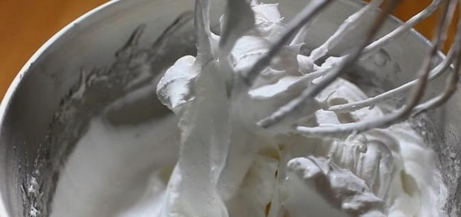 Белково-масляный крем для выравнивания торта