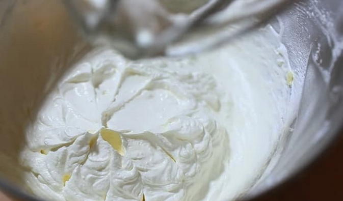 Белково-масляный крем для выравнивания торта