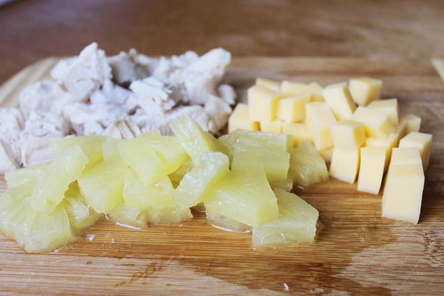 Салат с курицей, ананасом, сыром и майонезом