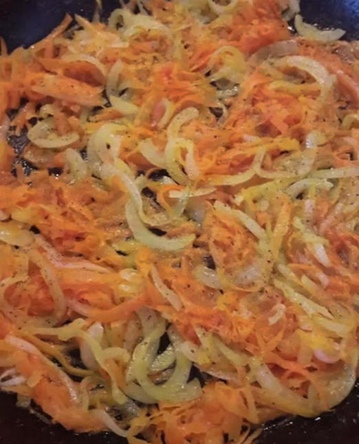 Салат с курицей, грибами, морковью и фасолью