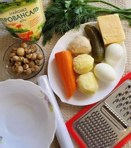 Салат с курицей, грибами, картошкой и морковью