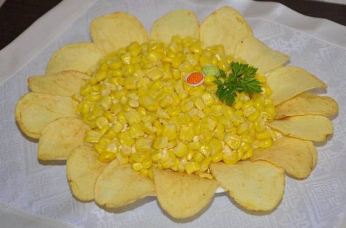 Салат «Подсолнух» с чипсами и кукурузой