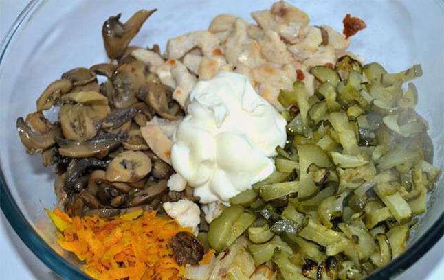 Салат «Обжорка» с курицей, грибами и солеными огурцами