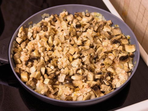 Картофельная запеканка с курицей, грибами и помидорами в духовке