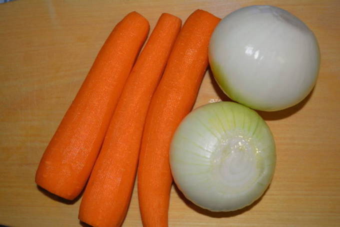 Салат с курицей, грибами, жареным луком и морковью