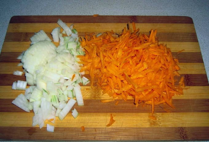 Салат с курицей, грибами, жареным луком и морковью