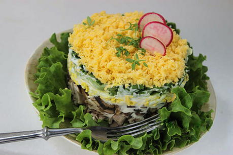 Слоеный салат с курицей, грибами, огурцами и сыром