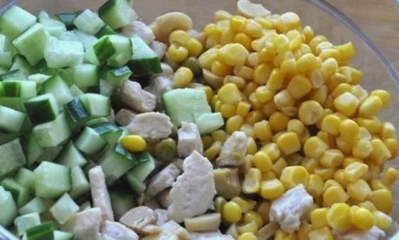 Салат с копченой курицей, кукурузой и грибами