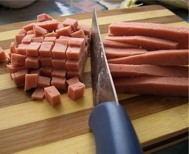 Запеканка из макарон с колбасой, помидорами и сыром в духовке