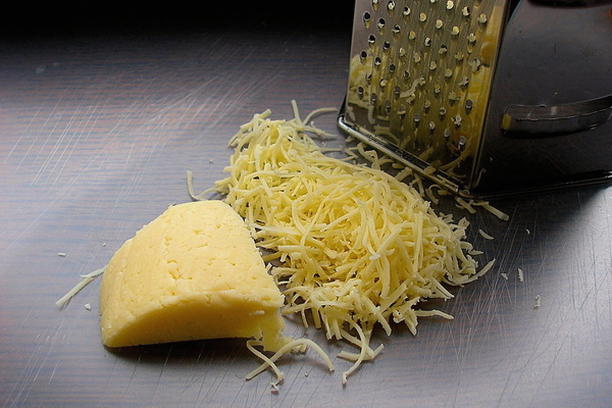 Картофельная запеканка с фаршем, сыром и грибами в духовке