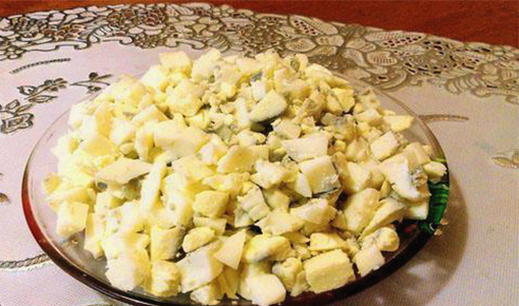 Салат с крабовыми палочками, кукурузой, сыром и помидорами