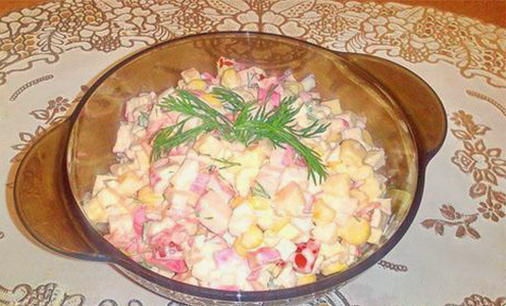 Салат с крабовыми палочками, кукурузой, сыром и помидорами