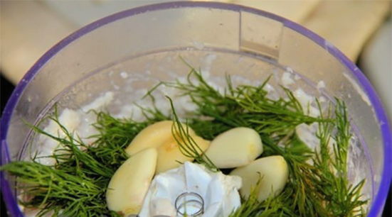 Как приготовить крученое сало с чесноком и зеленью