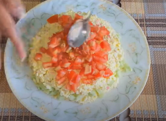 Салат с крабовыми палочками, огурцом, помидорами и сыром