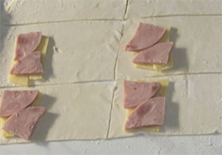 Конвертики из слоеного теста с ветчиной и сыром