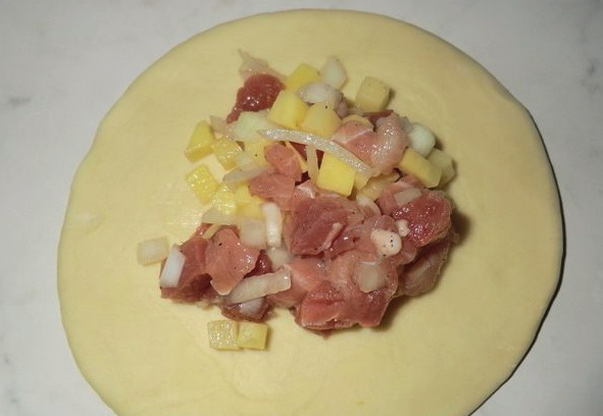 Самса из слоеного теста с мясом и картошкой в духовке