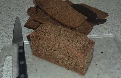 Гренки к пиву из черного хлеба с чесноком на сковороде