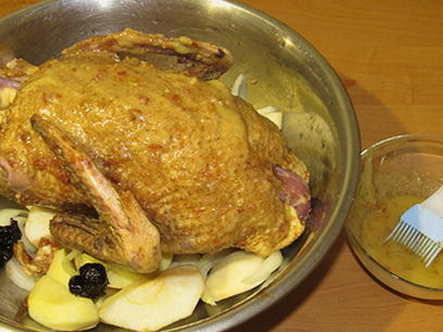 Утка с картошкой и черносливом в духовке