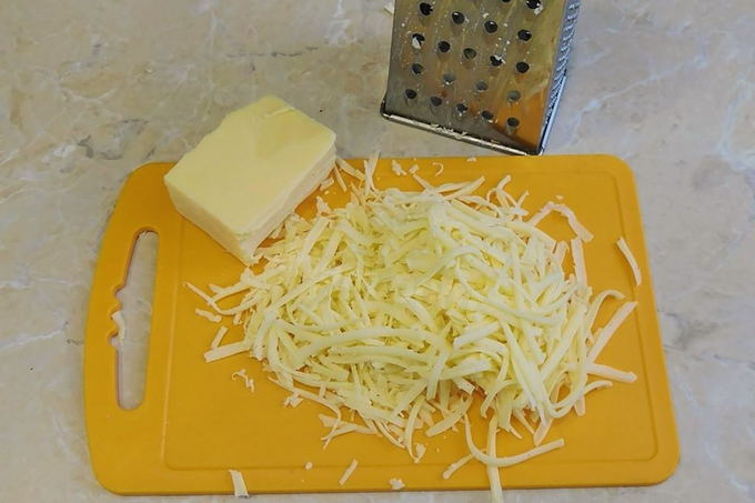 Лепешки с сыром, творогом и яйцом на сковороде