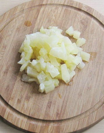 Салат с курицей, ананасом и яблоком