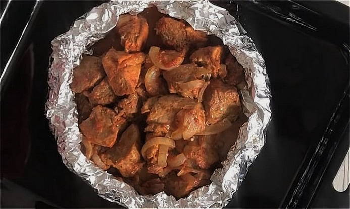 Кусочки свинины, запеченные в фольге в духовке