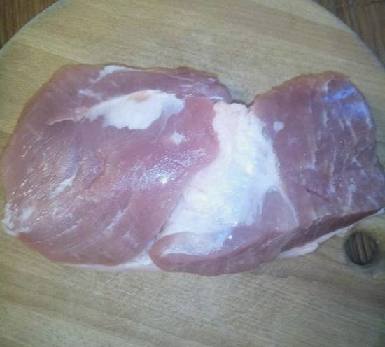 Свиной окорок кусочками на сковороде