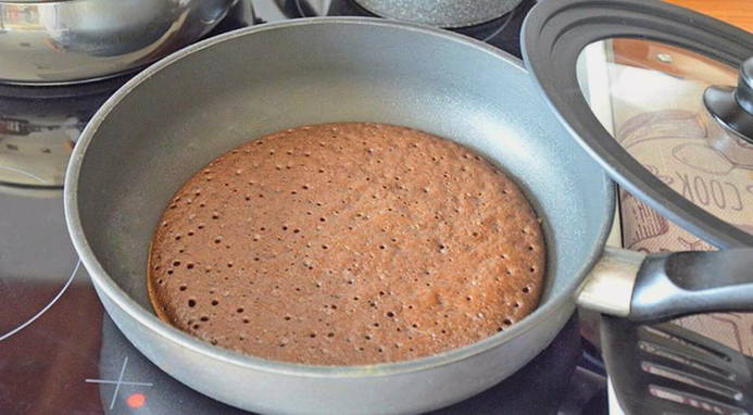 Шоколадный корж для торта на сковороде
