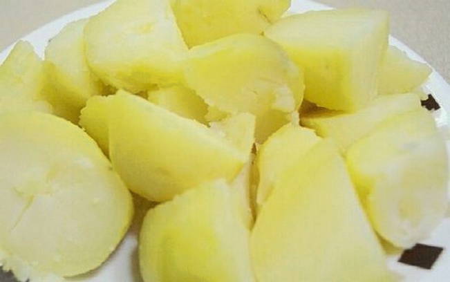 Дольки картошки с сыром, чесноком и майонезом, запеченные в духовке