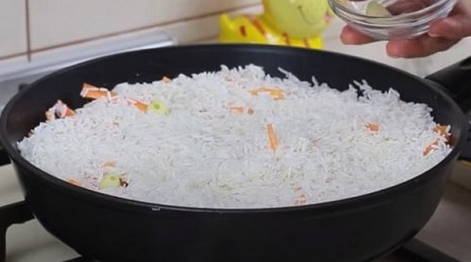 Плов с рассыпчатым рисом и свининой на сковороде