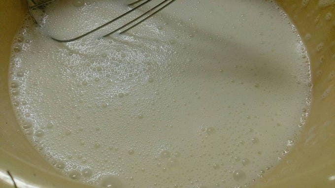 Оладьи на кислом молоке без яиц и дрожжей