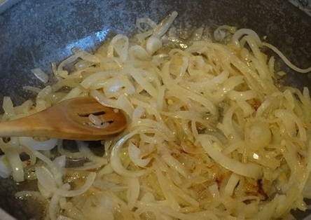 Солянка из капусты с грибами на сковороде