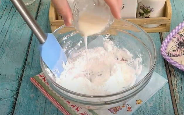 Глазурь для кулича из сахарной пудры и молока