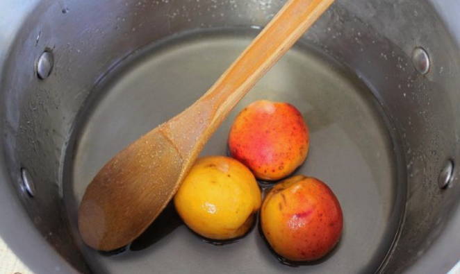 Варенье из абрикосов с грецким орехом внутри
