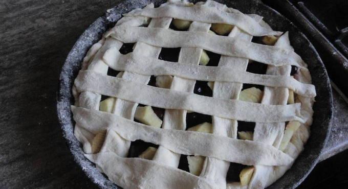 Дрожжевой пирог с вишней и яблоком