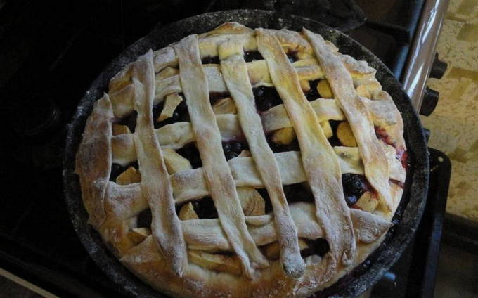 Дрожжевой пирог с вишней и яблоком