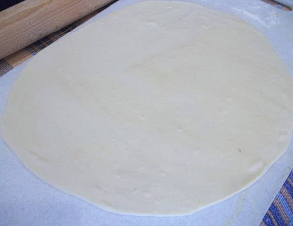 Абрикосовый пирог из слоеного дрожжевого теста