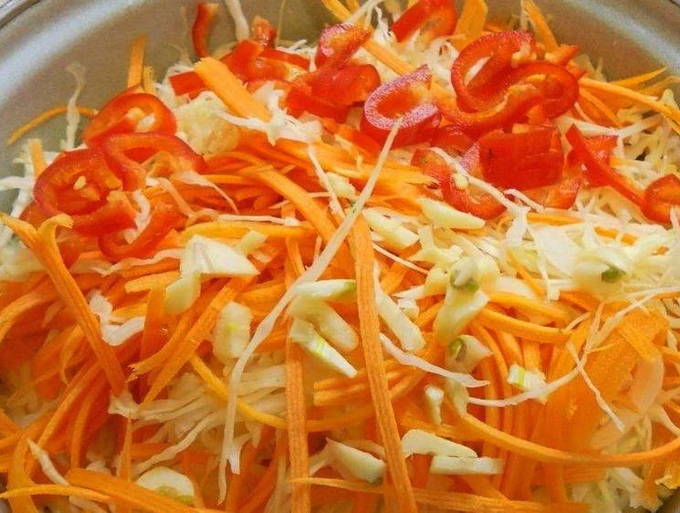 Маринованная капуста с морковью и перцем быстрого приготовления