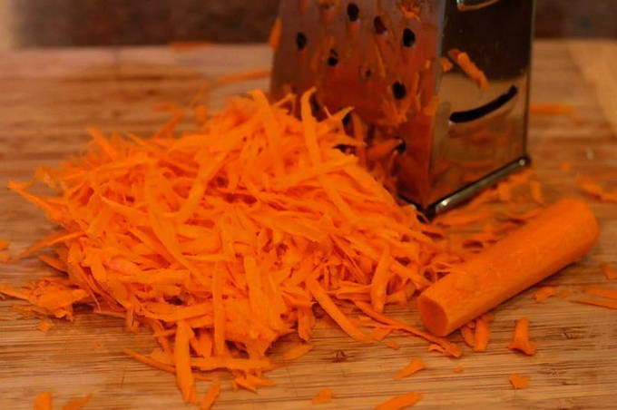 Маринованная капуста с морковью, чесноком и маслом быстрого приготовления