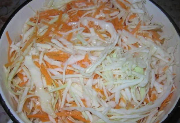 Маринованная капуста с морковью, чесноком и маслом быстрого приготовления